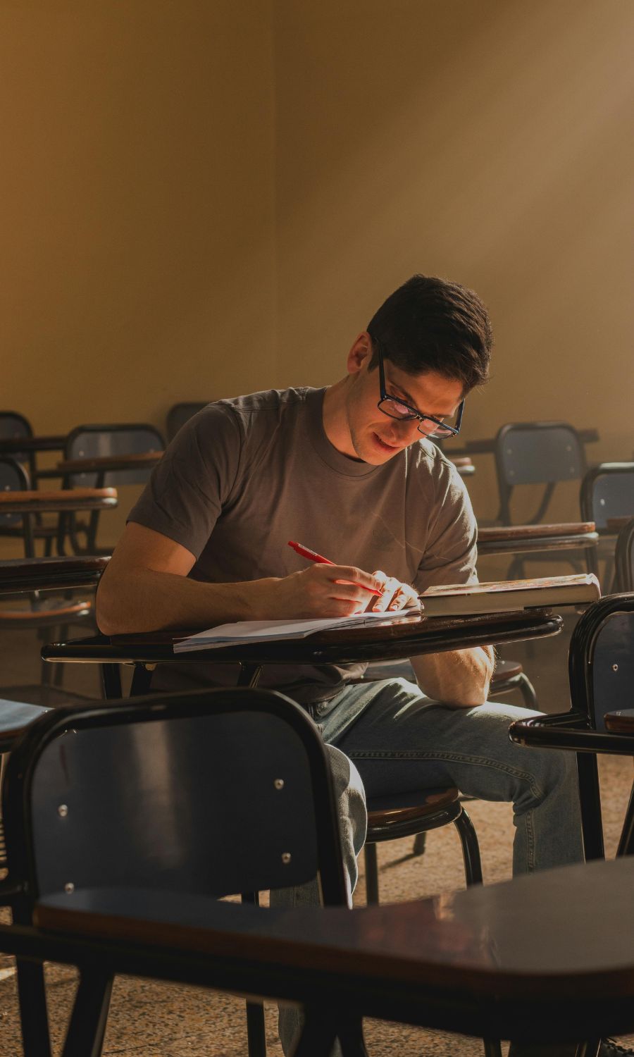 Alumno preparando el examen en aula